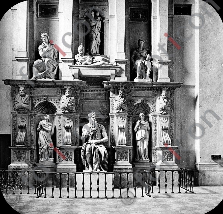 Das GRabmal für Papst Julius II. von Michlélangelo in San Pietro in Vincoli (foticon-simon-033-034-sw.jpg)